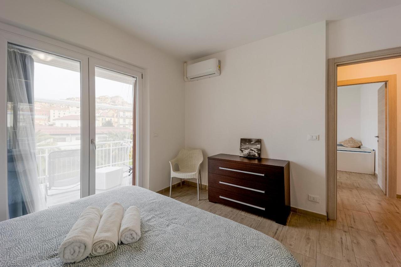Il Gattino Di Porto - Apt 5 - Bilocale Terrazzo Piscina 임페리아 외부 사진