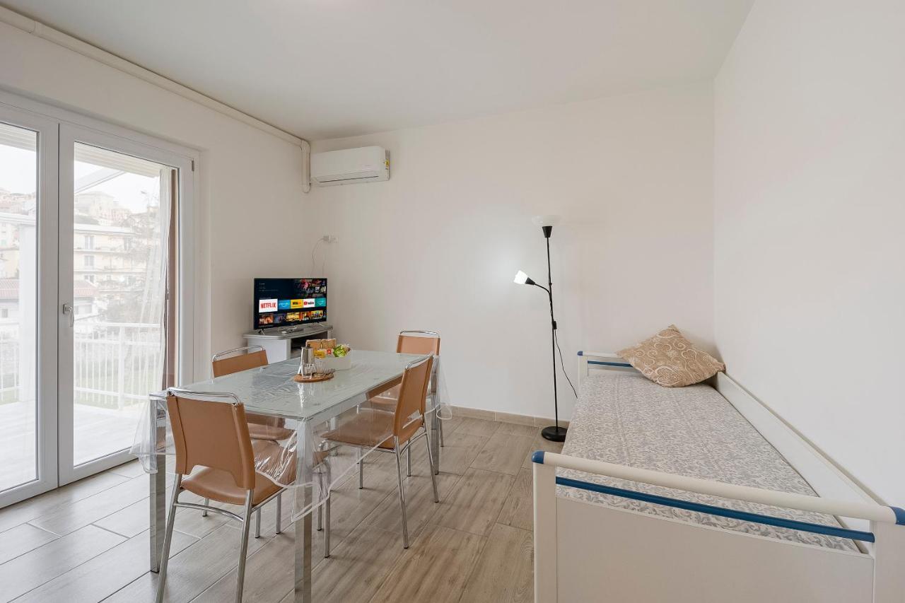 Il Gattino Di Porto - Apt 5 - Bilocale Terrazzo Piscina 임페리아 외부 사진